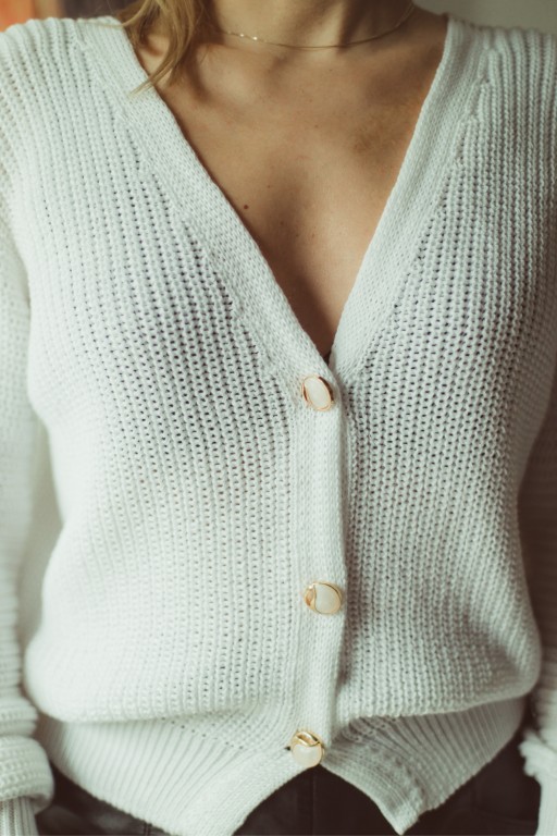 Sweter z dekoltami i ozdobnymi guzikami, biały