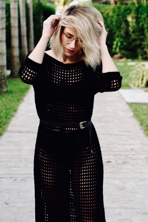 Sukienka z ażurowej sieci, czarna