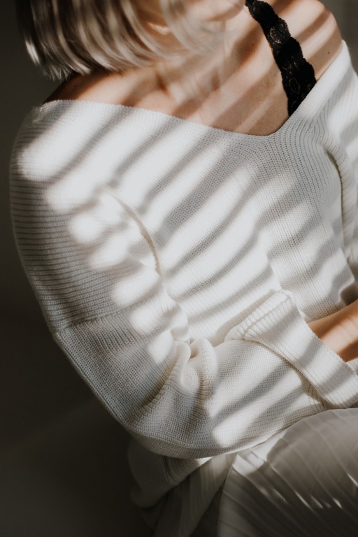 Sweter z dekoltem w szpic i szerokimi rękawami, écru