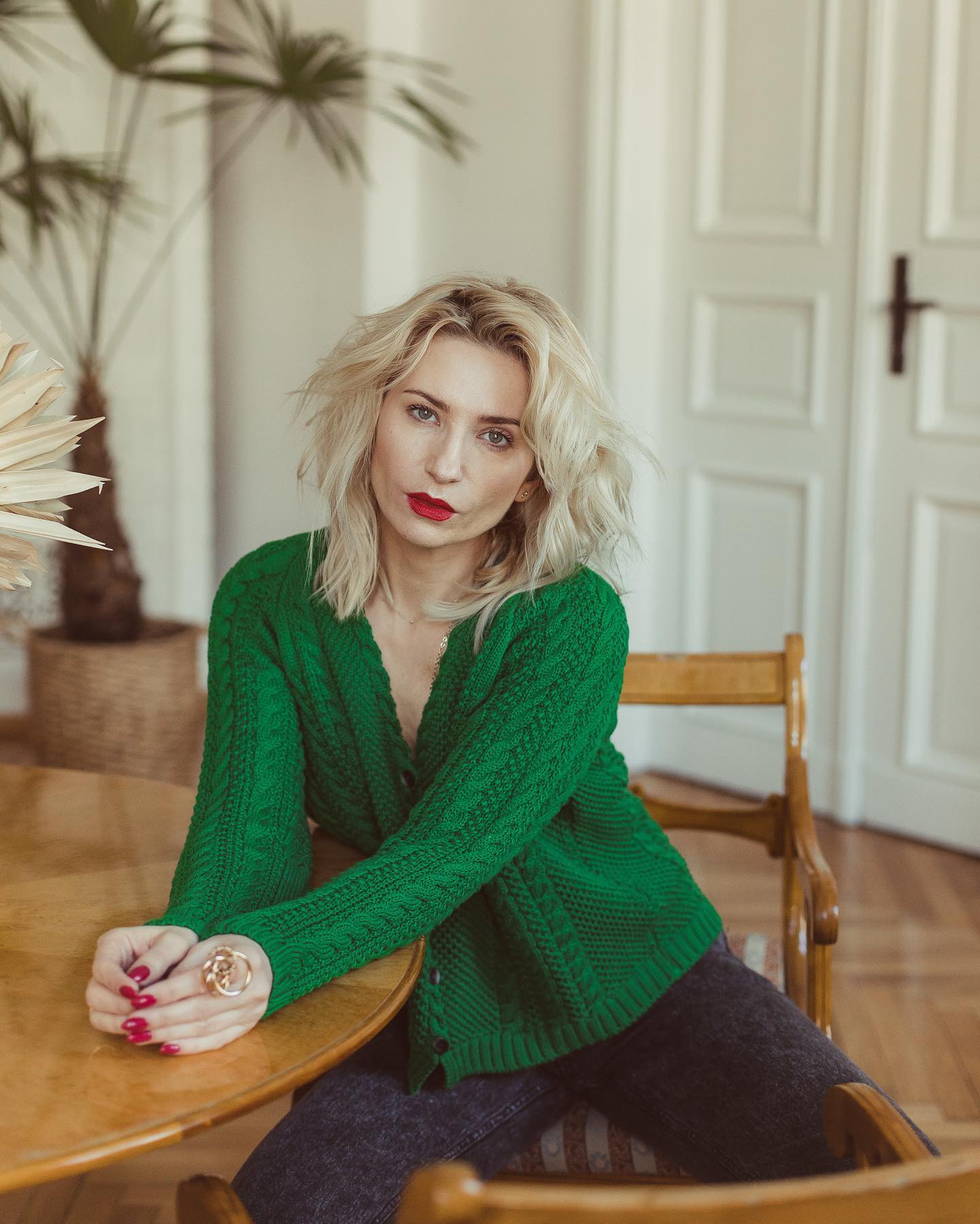 Ta zieleń jest totalna!!! Cieszę się, że stanowi podstawę najnowszej wiosenno-letniej kolekcji. Prezentację tejże rozpoczynam od kardiganu z drobnymi guzikami - modelu dobrze Wam znanego i niezmiernie lubianego 💚💚💚 
——————————————-
#Bienkovska #green #newcollection2022 #newcolor #knitwear #cottonknit #sweater #cardigan #newonboard #milenabienkowska #mystylediary #polishwoman #blondegirl #model #designer #madeinpoland #madeineurope #wemadeit #wemadeyourclothes #fairyrade #slowfashion #slowlife #greencardigan #kochamswetry #swetry